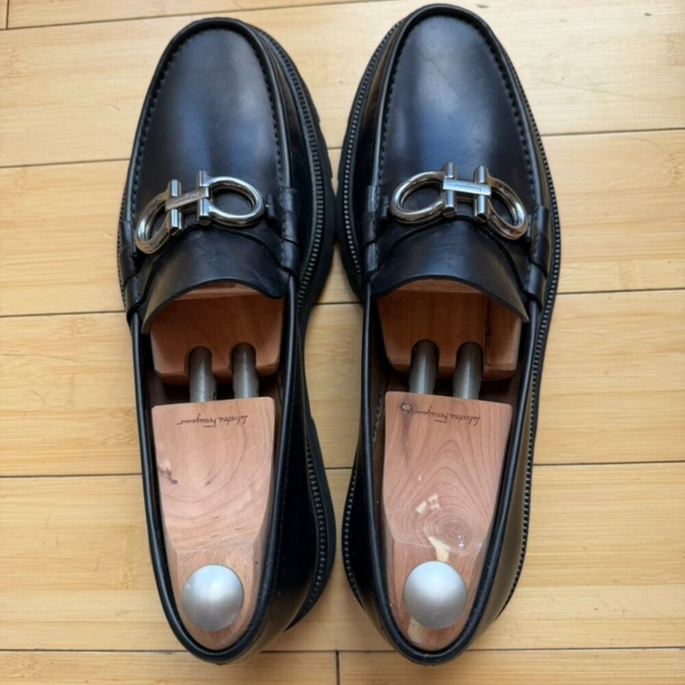 Ferragamo Gancini Loafer in Calfskin Leather, Black, Size 13